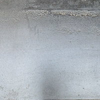 汚れやシミがこびり付いたコンクリート外壁の写真