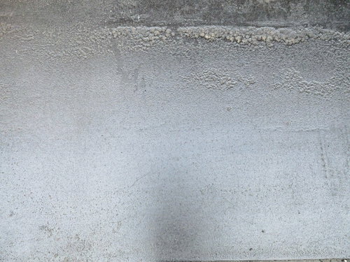 汚れやシミがこびり付いたコンクリート外壁