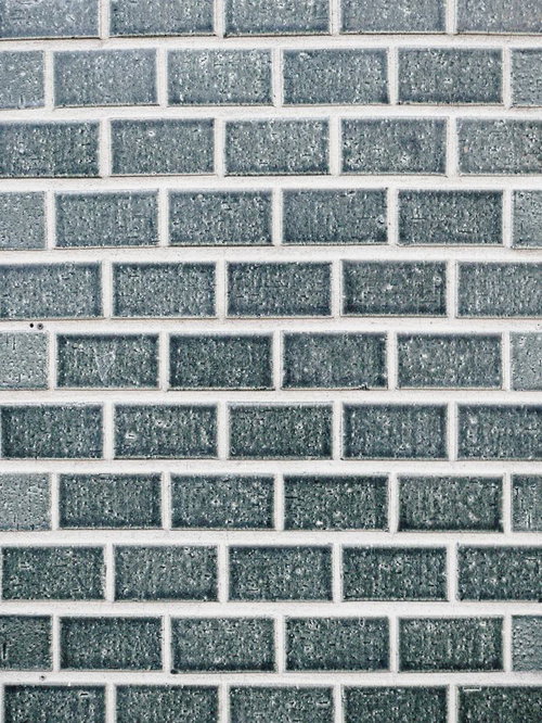 光沢感のあるグレータイルの外壁テクスチャー
