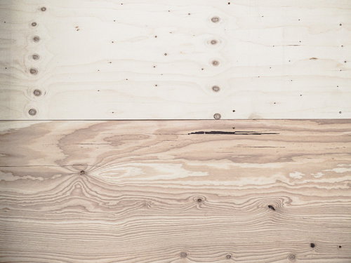 色味が違う二色のベニヤ板の木目とフシの質感