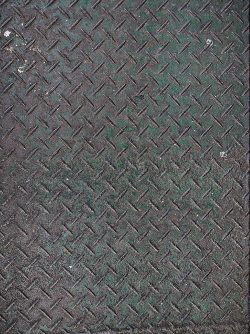 ざらついた錆びた縞鋼板のテクスチャー