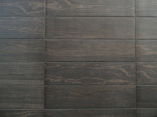 ダークブラウンの木目調タイル壁のテクスチャー