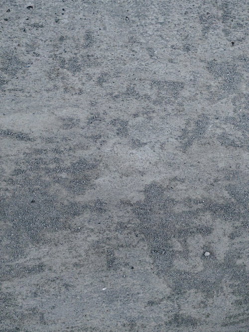 細かいコンクリート片が散らばる路面のテクスチャー