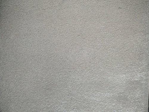 時間経過した薄汚れのグレーコンクリート外壁