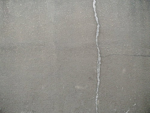 補修した外壁のひび割れ跡