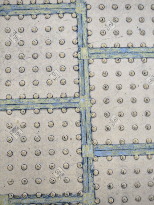 黄色い点字ブロックの表面テクスチャーと突起パターン