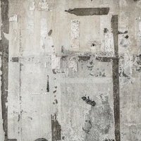 コンクリート外壁に残るシール跡とポスター跡の写真