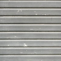 小さな鍵穴とグレーの金属製シャッターの写真