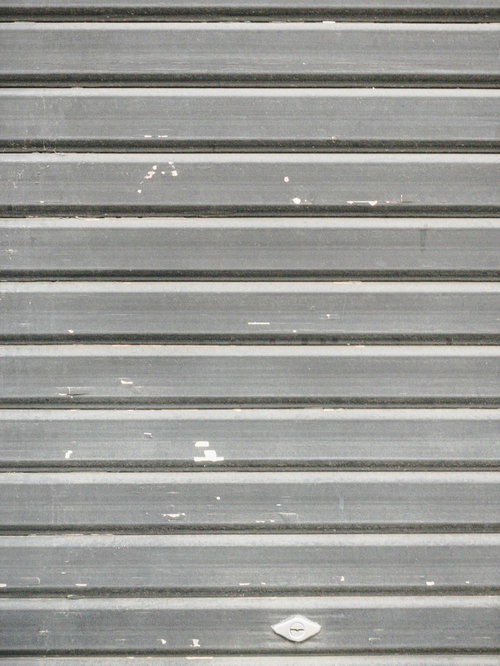 小さな鍵穴とグレーの金属製シャッター