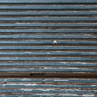 POST部分が錆び付いた金属シャッターのテクスチャーの写真