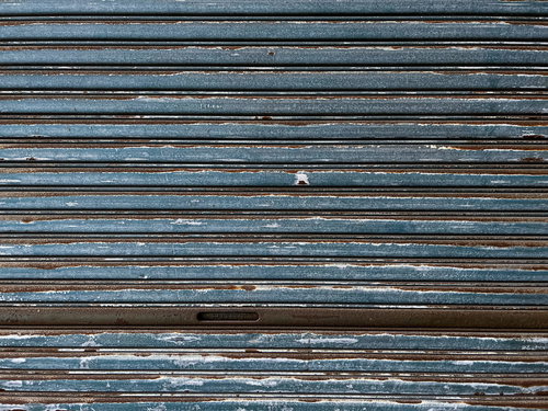 POST部分が錆び付いた金属シャッターのテクスチャー