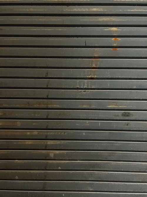 金属製の鎧戸シャッターの擦れと質感テクスチャー