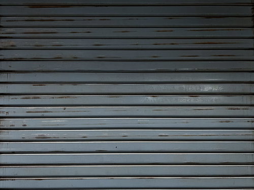 閉店後のグレーシャッターのテクスチャー