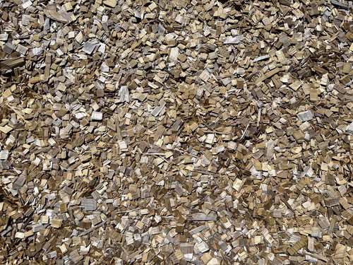 ウッドチップ一面のテクスチャー、細かく砕かれた木片の粗い質感