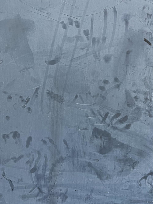 手形が押し付けられたコンクリート外壁のテクスチャー