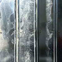 長年の汚れが染み付いたパネルフェンスのテクスチャーの写真