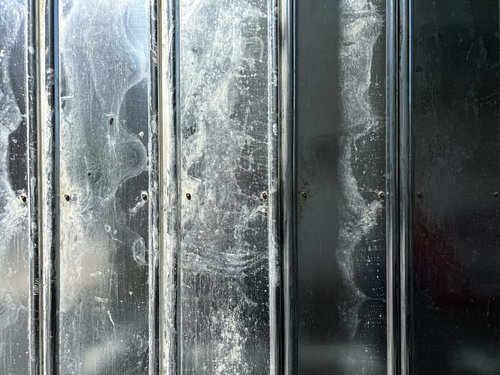 長年の汚れが染み付いたパネルフェンスのテクスチャー