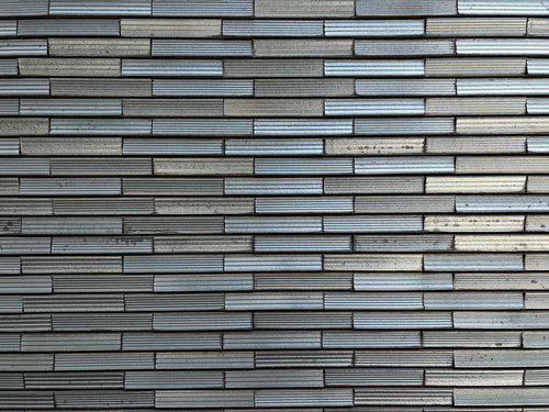 層があるグレーのタイル壁のテクスチャー