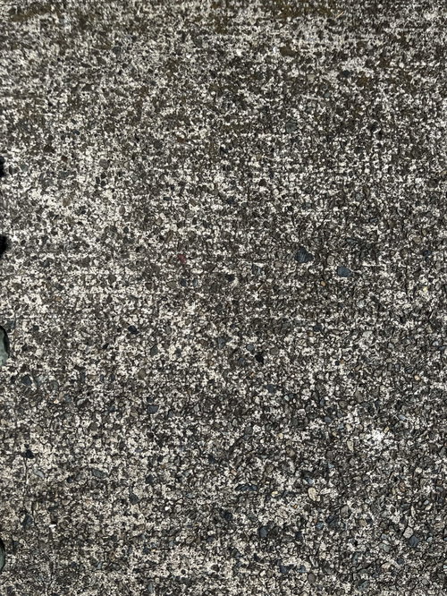 細かい石が混じったアスファルトの路面テクスチャー