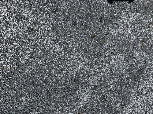 白い跡が残るアスファルト路面のテクスチャー