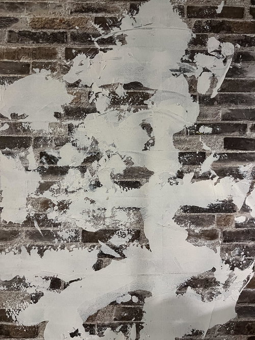 ペンキが剥がれた古い煉瓦壁のテクスチャー