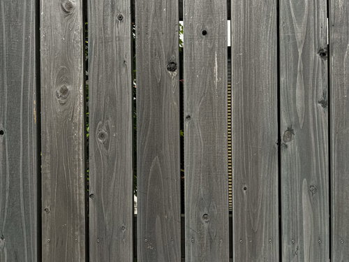 経年感のある木製目隠し塀の縦板テクスチャー
