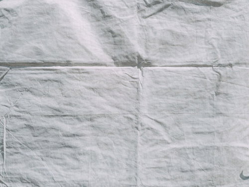 折りしわの付いた布切れのテクスチャー素材