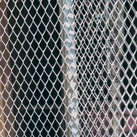 工事現場の細かい金網フェンス・グレーメッシュ安全柵の写真