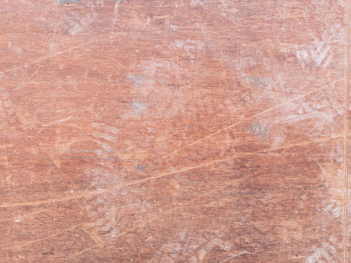 靴跡と汚れが付いたベニヤ板のテクスチャー