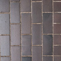 目地に粒々のシミが残るレンガ壁のテクスチャーの写真