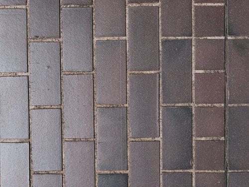 目地に粒々のシミが残るレンガ壁のテクスチャー