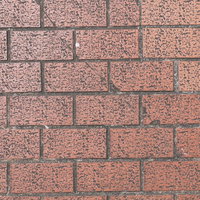 溝に汚れが付いたレンガ壁のテクスチャーと目地の風合いの写真