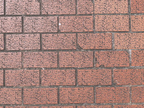 溝に汚れが付いたレンガ壁のテクスチャーと目地の風合い