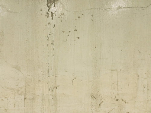 ベージュ色の塗装外壁に残る経年汚れのテクスチャー