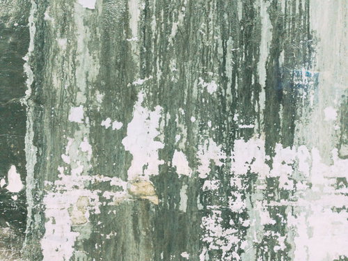 湿り気のある汚れが付いた劣化した古い外壁のテクスチャー