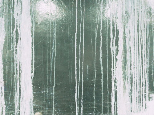 緑色の外壁に垂れたペンキの跡（テクスチャ）