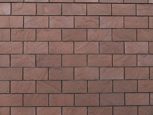 茶色いレンガと白い目地のメリハリある外壁