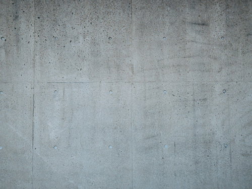汚れが付着した打ちっぱなしのコンクリート壁