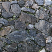 大小の自然石が積み重ねられた石垣のテクスチャの写真