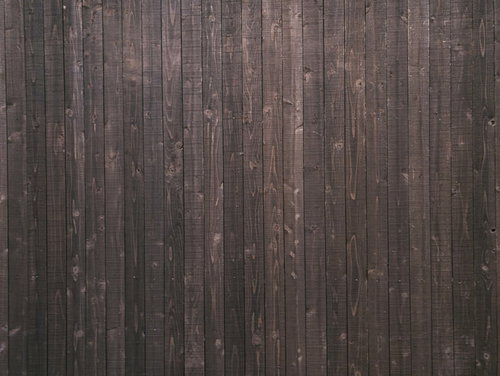 ダークブラウンの木造の壁