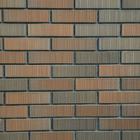 色あせた古いマンションのタイル壁の風合いの写真