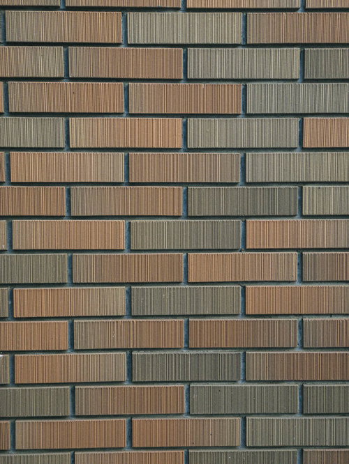 色あせた古いマンションのタイル壁の風合い