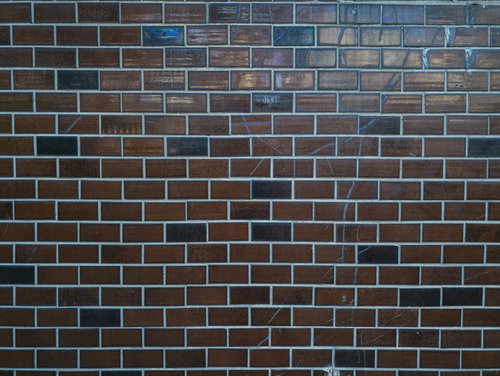 ひび割れが著しい古い建物のレンガ風タイル