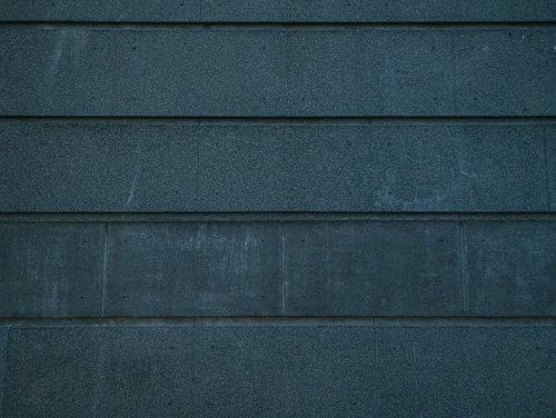 濃いグレーに塗装された横板家壁のテクスチャー