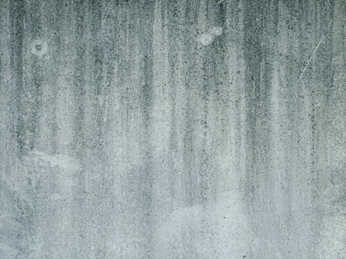 縦筋が入ったグレーのコンクリート壁のテクスチャ