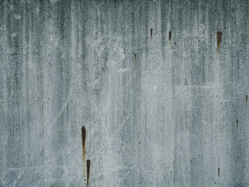 釘サビが流れるコンクリート壁のテクスチャ