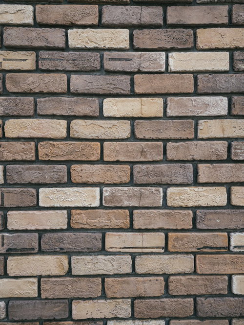 小さめレンガを組みあげたオーソドックスな壁面