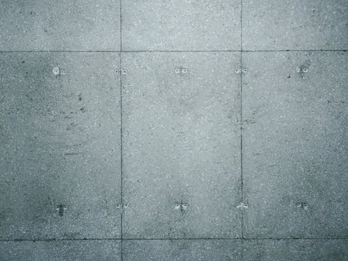 アンカーボルト跡が規則正しく並ぶコンクリート壁