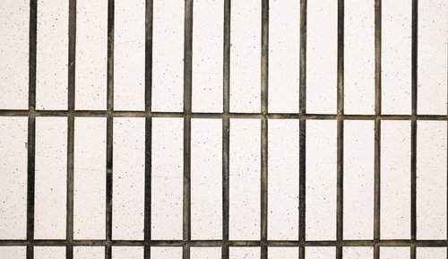 縦長に並ぶタイル壁の格子パターン