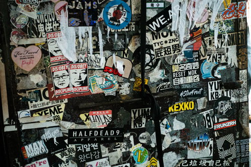 ステッカーが貼られまくっている落書きの壁
